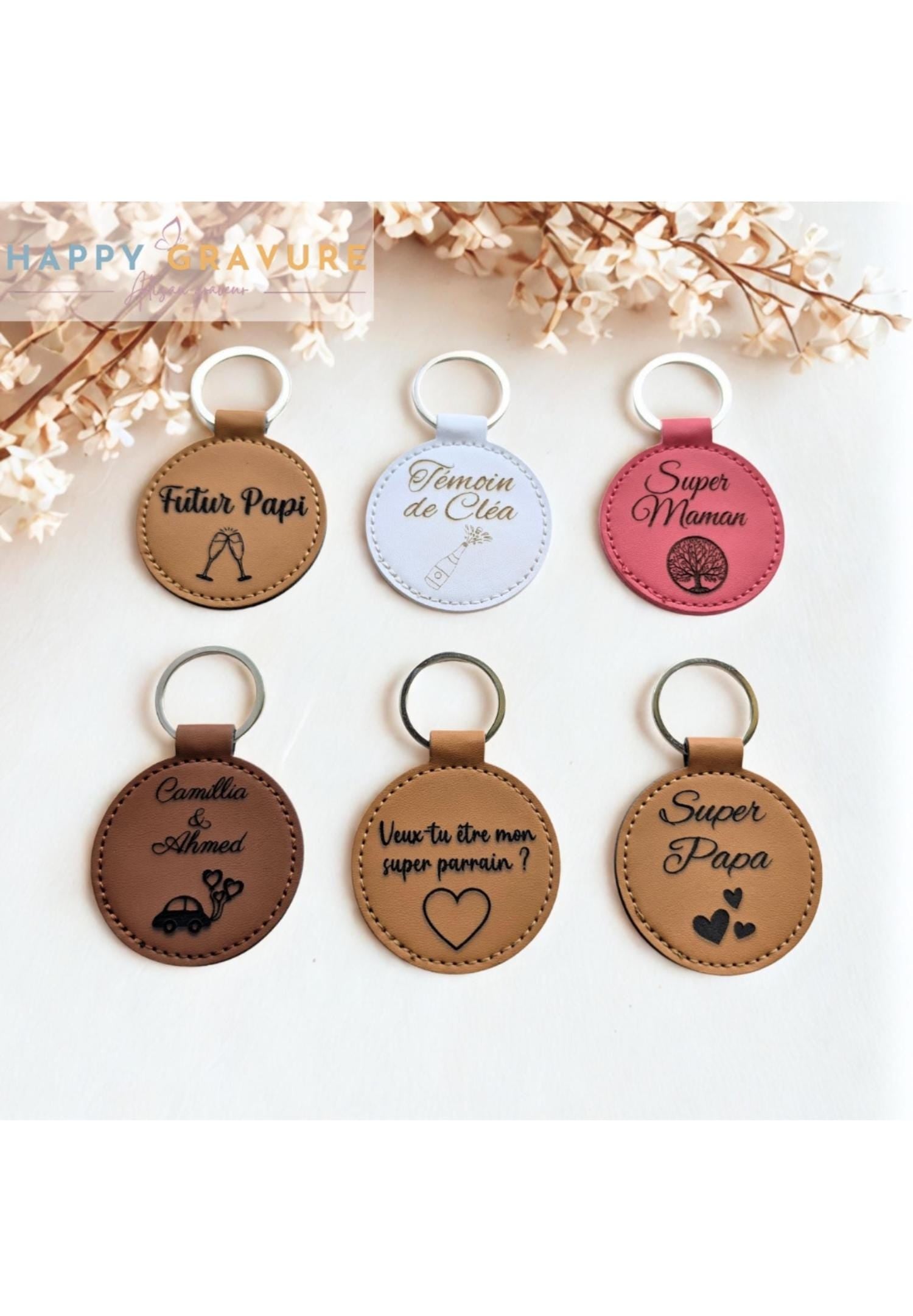 Porte clés en cuir personnalisé - Cadeau anniversaire, fête des mères, grands-mères, pères, grands-pères, maitresse, atsem Happy Gravure®