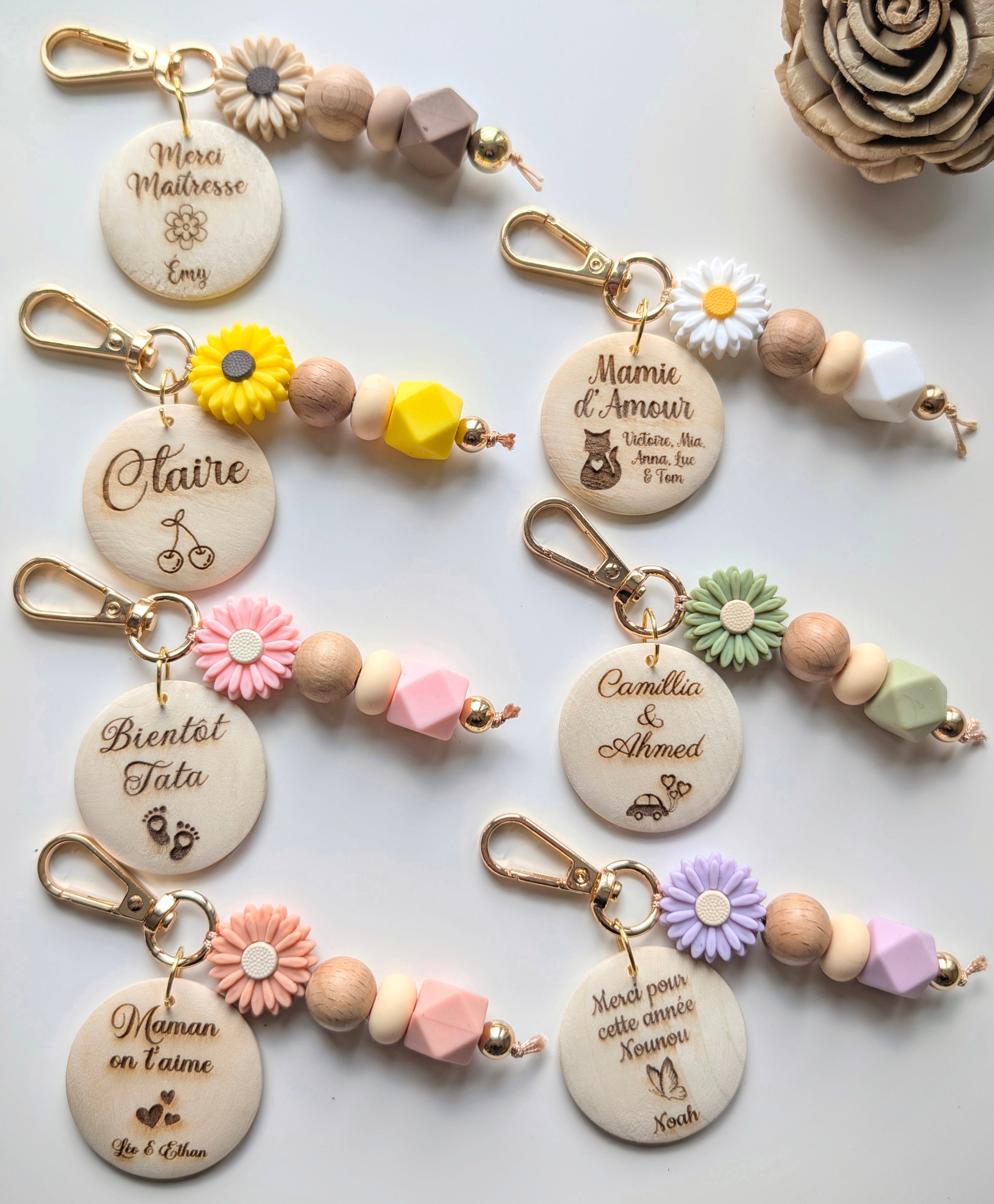 Porte-clés personnalisé avec médaillon en bois - fête des mères, grands-mères, maîtresse, nounou, atsem Happy Gravure