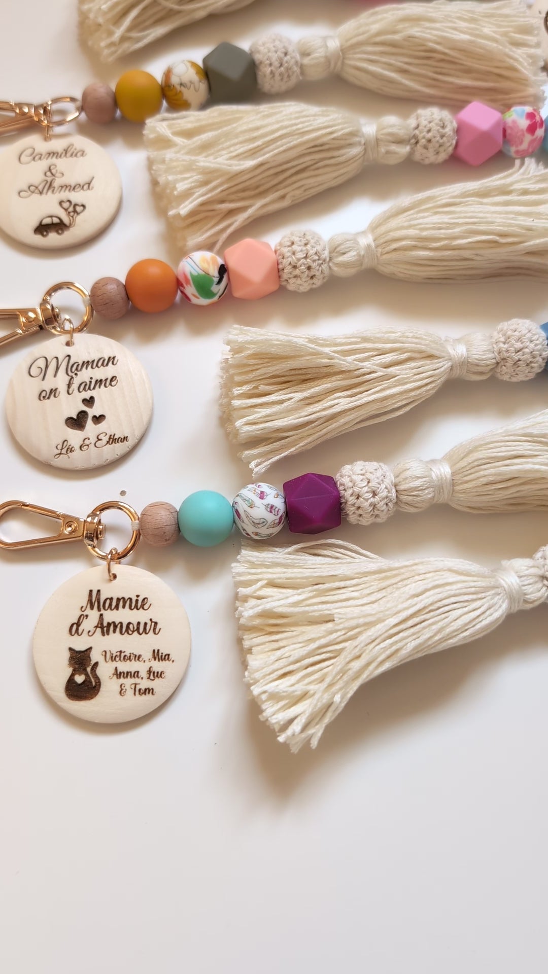 Porte-Clés Personnalisé avec médaillon en Bois Gravé : Le Cadeau Émotionnel avec Pompon et Perles