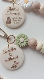 Porte-clés personnalisé avec médaillon en bois - fête des mères, grands-mères, maîtresse, nounou, atsem