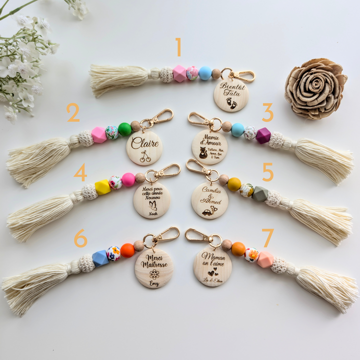 Porte-Clés Personnalisé avec médaillon en Bois Gravé : Le Cadeau Émotionnel avec Pompon et Perles