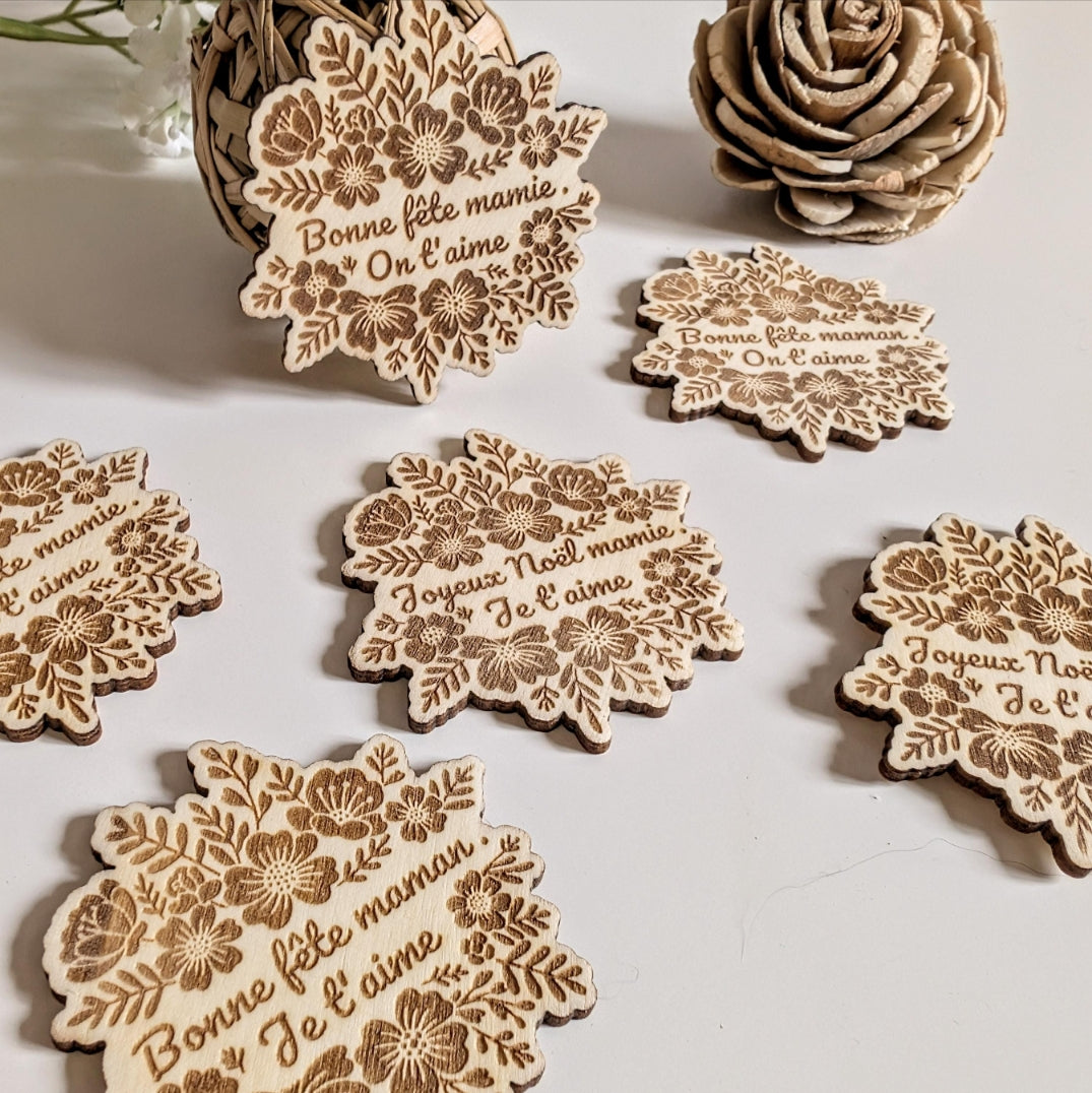 Magnet Bois Gravé Fête des Mères Mamie - Cadeau Noël Maman Original - Aimant Frigo Décoration Bois 6cm - Souvenir Personnalisé Artisanat Happy Gravure®