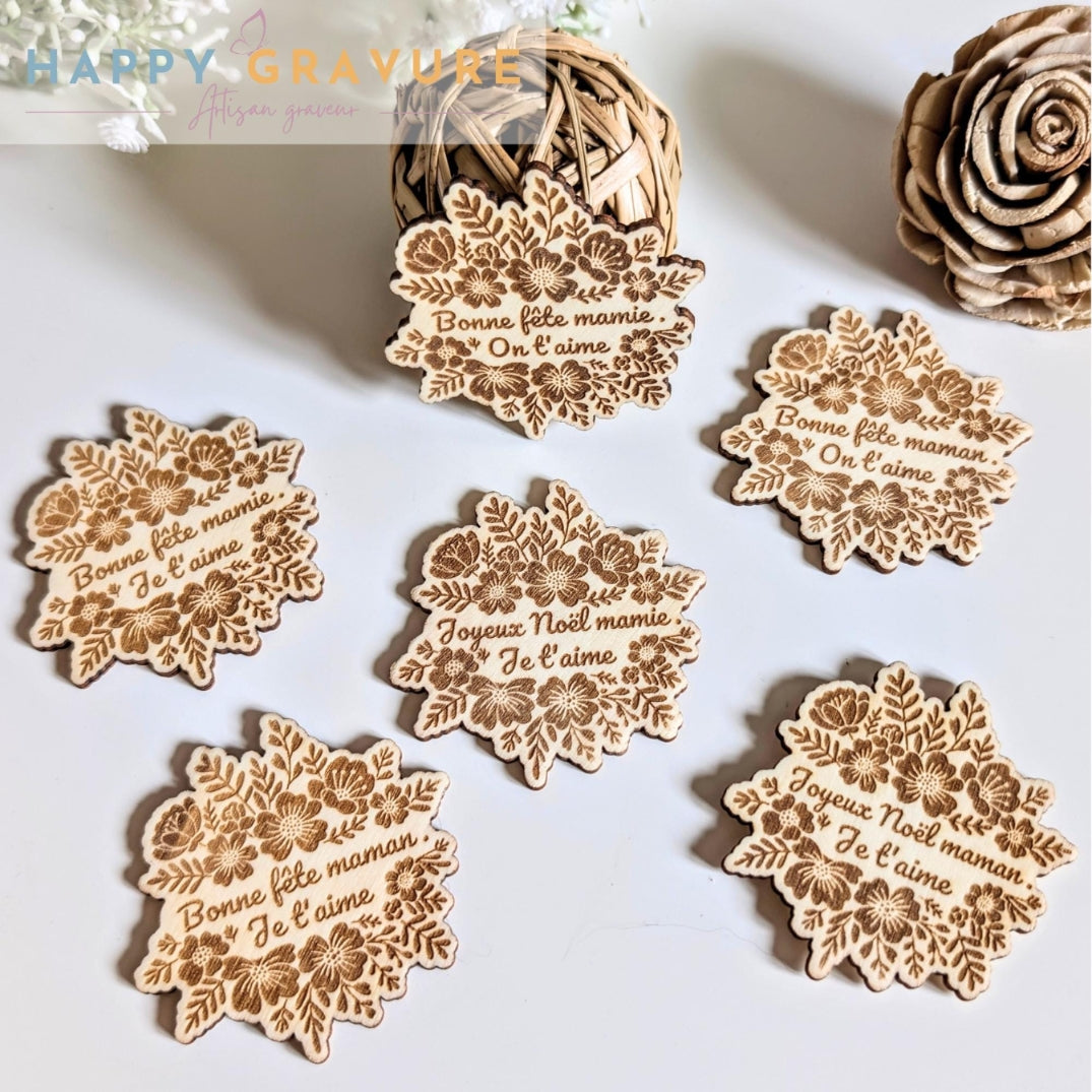 Magnet Bois Gravé Fête des Mères Mamie - Cadeau Noël Maman Original - Aimant Frigo Décoration Bois 6cm - Souvenir Personnalisé Artisanat Happy Gravure®